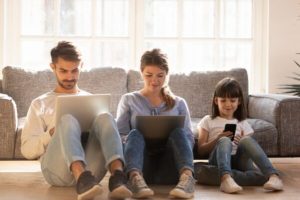Read more about the article Influența tehnologiilor și rețelelor de socializare asupra dinamicii familiei